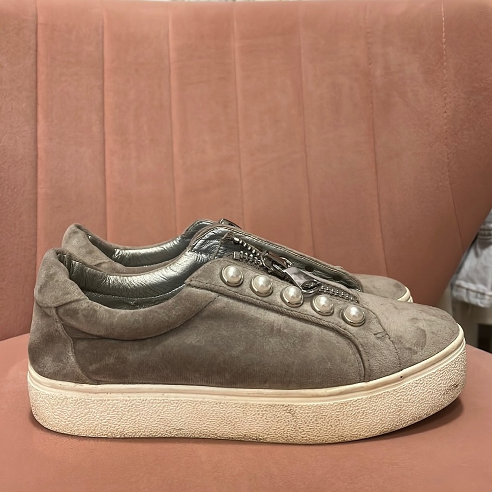 6 and 1/2 platform Steven madden button sneakers